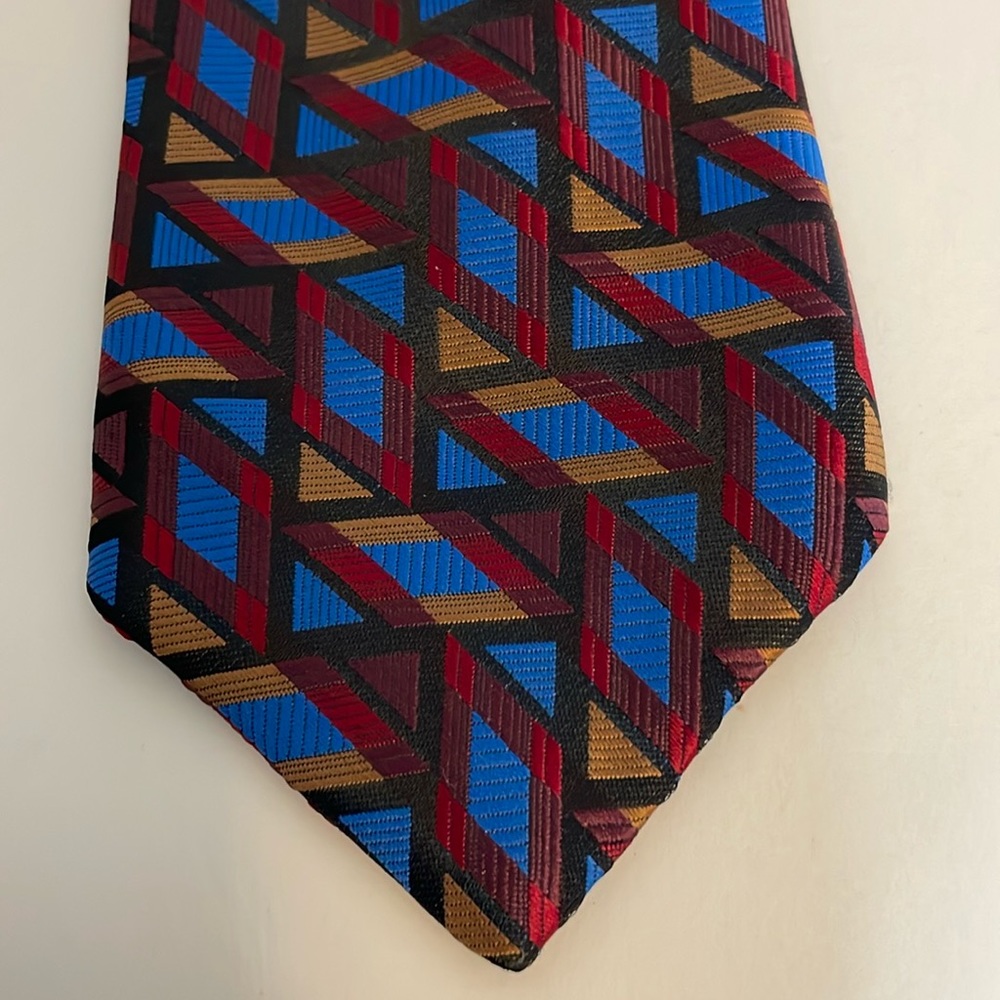 Camden Court necktie tie 52” X 3.5” 95% polyester 5% silk geometric pattern